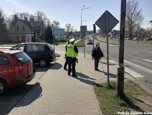 Dwójka policjantów pilnujących bezpieczeństwa na jednej z zielonogórskich ulic.