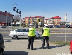 Dwójka policjantów pilnuje jednej z zielonogórskich ulic.