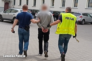 Policjanci odprowadzają złodzieja kosmetyków.