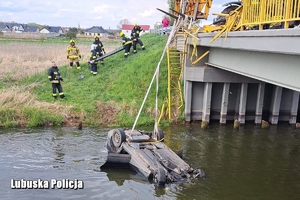 Samochód w rzece i przebite barierki na moście