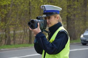 Policjantka Ruchu Drogowego z laserowym miernikiem prędkości