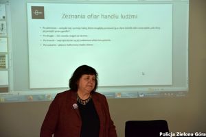 Pani prezes fundacji La Strada a za nią prezentacja Zeznania ofiar handlu ludźmi