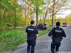 Policjanci zabezpieczają miejsce wypadku samochodu marki BMW