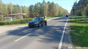 Policjantka Ruchu Drogowego kontroluje trzeźwość kierowcy