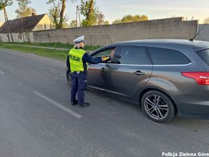 Policjantka Ruchu Drogowego kontroluje trzeźwość kierowcy