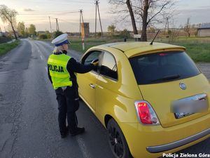 Policjantka Ruchu Drogowego kontroluje trzeźwość kierowcy