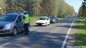 Policjantka Ruchu Drogowego kontroluje trzeźwość kierowców