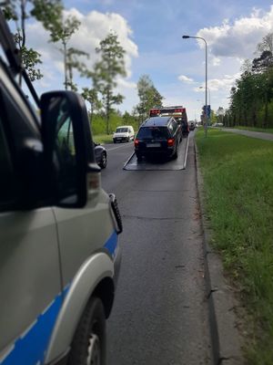 pojazd aresztowanego wjeżdża na paletę pomocy drogowej.