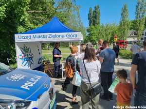 Zdjęcie kolejki do policyjnego straganu.