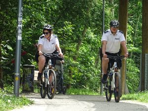 Dwójka policjantów jadąca na rowerach.