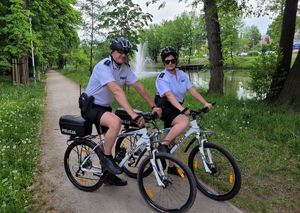 Dwójka policjantów na rowerach.