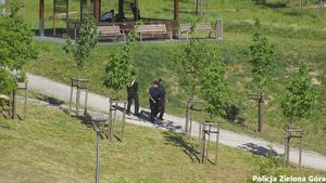 Trójka policjantów patroluje teren parku gęśnika.