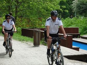 Dwójka policjantów jadąca rowerami.