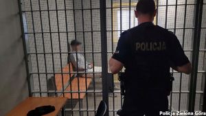 Policjant sprawujący nadzór nad mężczyzną przebywającym w pomieszczeniu dla osób zatrzymanych.