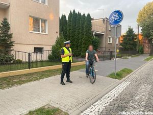 Policjant Wydziału Ruchu Drogowego podejmujący czynności służbowe wobec rowerzysty.