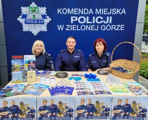 Dwie policjantki i jeden policjant promują swój zawód zachęcając do wstąpienia w szeregi Policji