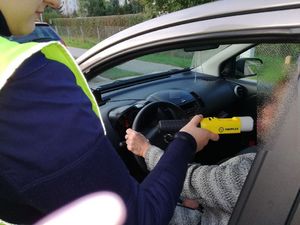 Policjant kontroluje stan trzeźwości kierowcy