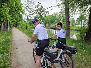 Policjant i policjantka na rowerze