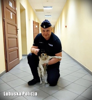 Policjant z psem którego uratował.