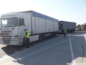 Policjanci sprawdzają trzeźwość kierowców pojazdów wielotonowych.