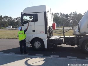 Policjant bada trzeźwość kierowcy tira.