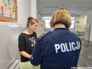 Policjantka wraz z seniorką prowadzą rozmowę.