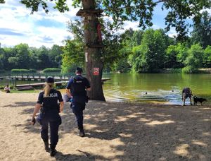 Policjanci patrolują kąpielisko dzika Ochla.