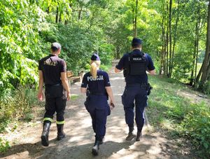 Policjanci kontrolują teren dzikiej Ochli.