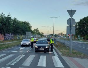 Policjanci kontrolują trzeźwość kierowców na zielonogórskich ulicach.