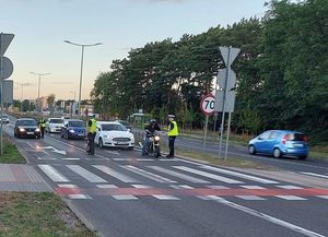 Dwójka policjantów kontrolująca trzeźwość kierowców.