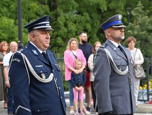 Dwóch policjantów stojących na baczność.