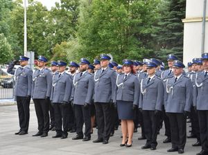 Grupa policjantów stojąca na baczność