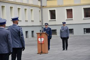 Dwóch policjantów stojących na baczność.