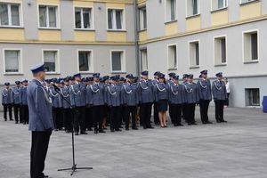 grupa policjantów stojąca na baczność.