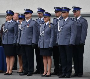 Policjanci stojący na baczność.