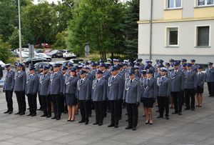 Policjanci stojący na baczność.