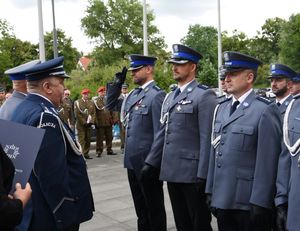 Policjanci stoją na baczność.