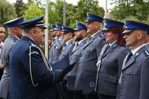 Policjanci stojący na baczność.