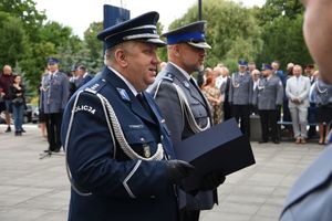 Dwóch policjantów prowadząca rozmowę.