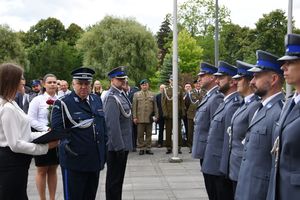 Policjanci stoją na baczność.