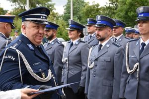 Policjanci stojący na baczność.