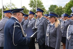 Policjanci stojący na baczność.