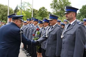 Policjanci stoją w szeregu.