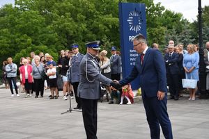 Policjant ściska dłoń prezydenta miasta Zielona Góra.