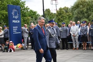 Policjant idzie razem z prezydentem miasta Zielona Góra.