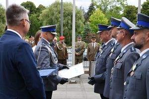 Policjanci podczas wręczania medali.