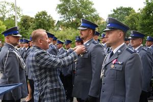 Policjant otrzymuje medal.