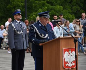 Policjant wygłasza przemowę.