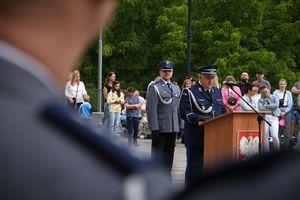 Policjant wygłasza przemowę.