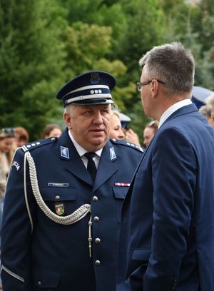 Policjant rozmawia z prezydentem miasta.